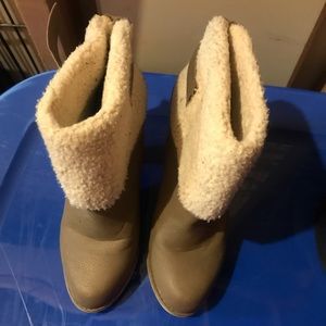 Tan heeled sherpa boots